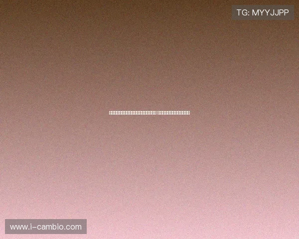 张真源红发羽绒服亮相街头造型酷炫引关注 现场路透图曝光尽显时尚魅力